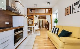 La Guardia Apartment With Private Parking